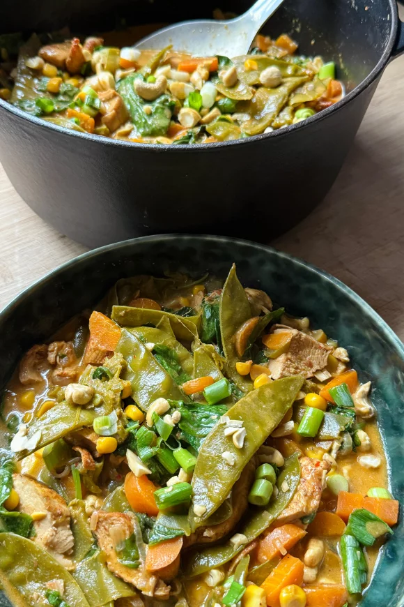 Curry met kip, groenten, kokosmelk en cashewnoten