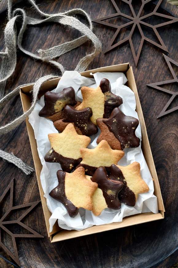 Kerstkoekjes met chocolade en gouden glitters
