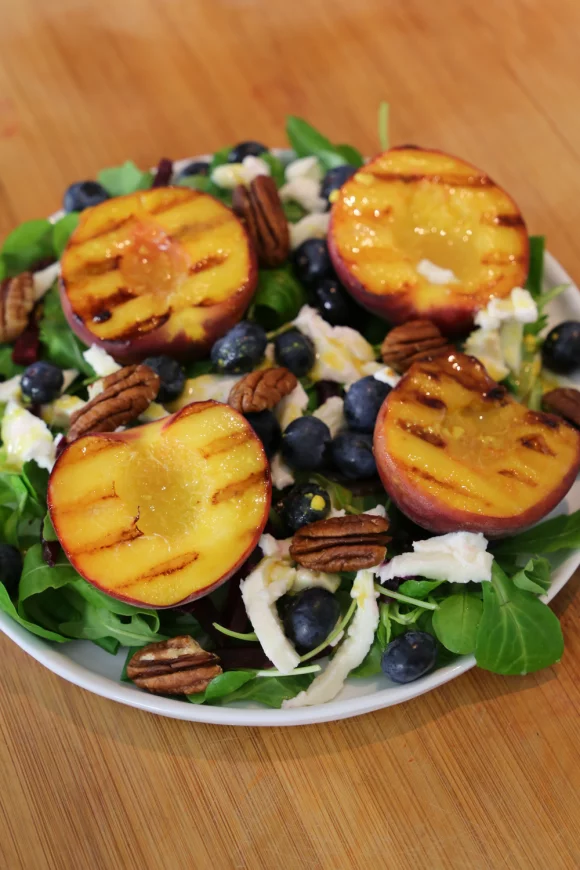 Salade met gegrilde perziken