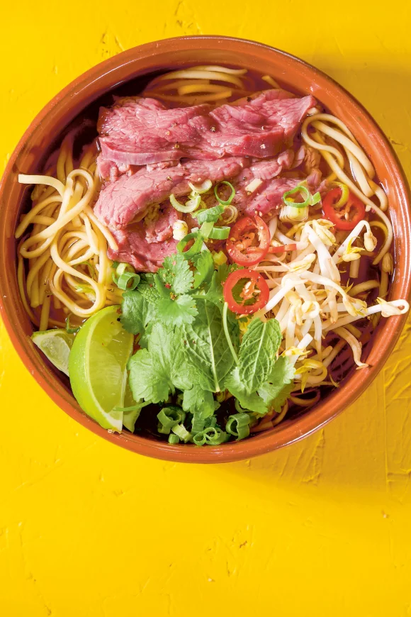 Vietnamese runderbouillon met gember, specerijen en carpaccio van rund