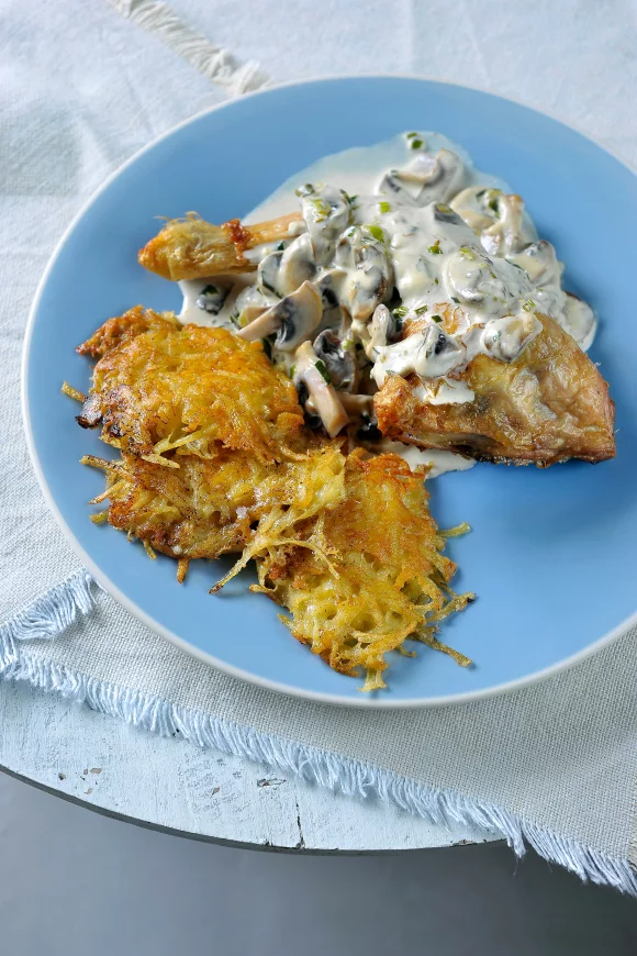 Gevulde kip met rösti aardappelen en champignonsaus