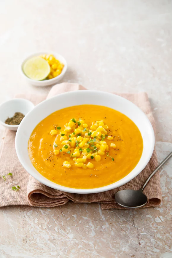 Zoete aardappelsoep met gebakken maïs