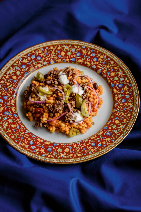 Fregola sarda met chili-style toppings