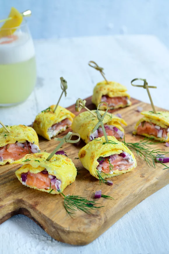 Omeletrolletjes met kruidenkaas en zalm