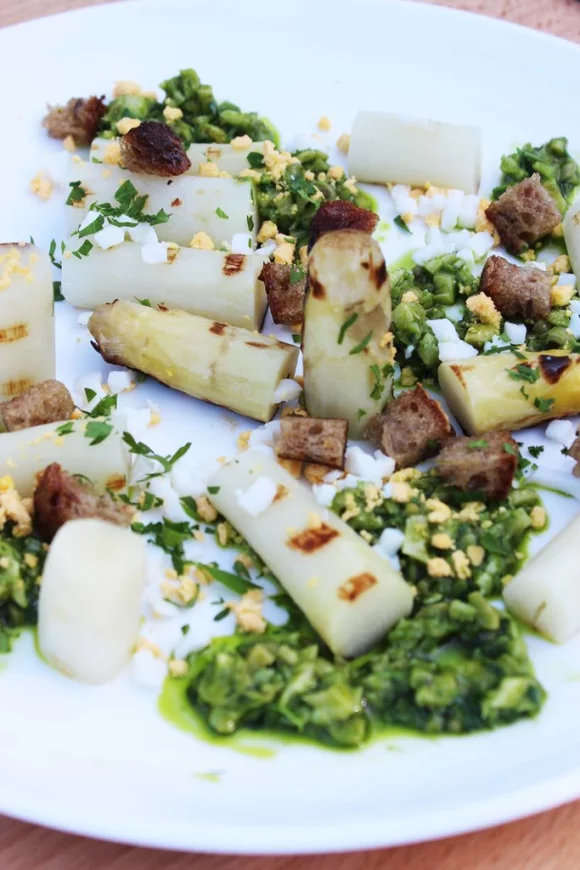Gegrilde asperges met peterselieboter en wulken