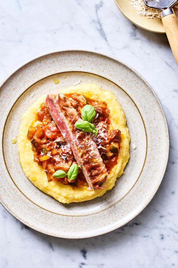 Lamsfilet met ratatouillesaus en polenta