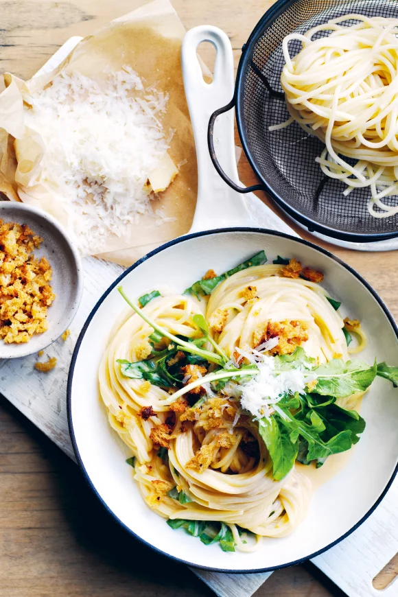 Parmezaanpasta met knapperige kruimels