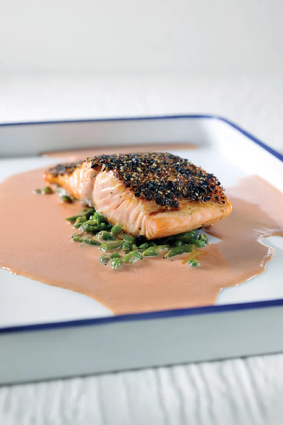 Zalm in kruidenkorst met boontjes en tomatenboter