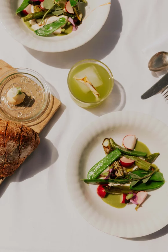 Gerookte zure room met postelein, gegrilde groene asperges en gepekelde radijs