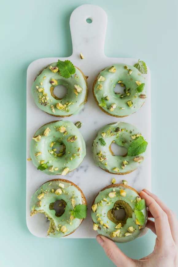 Groeneaspergedonuts met citroenmelisse