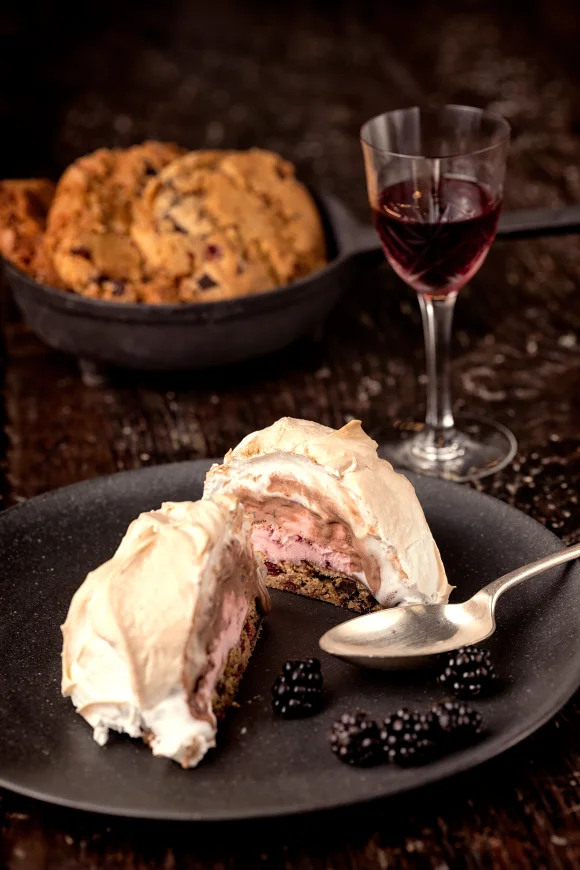 Baked Alaska met chocolade, cranberry en meringue