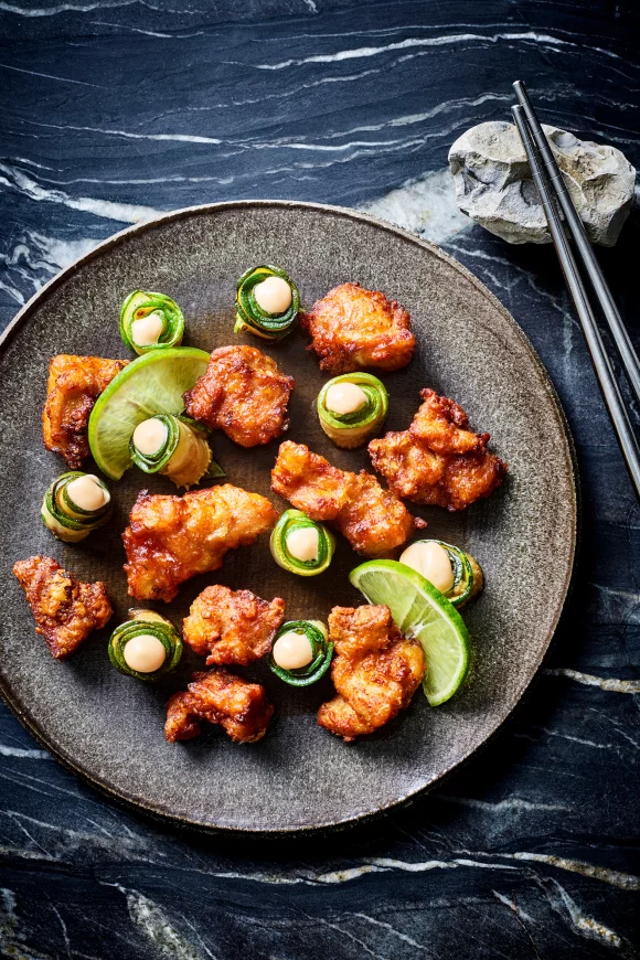 Knapperige Japanse karaage kip met Italiaanse courgetterolletjes
