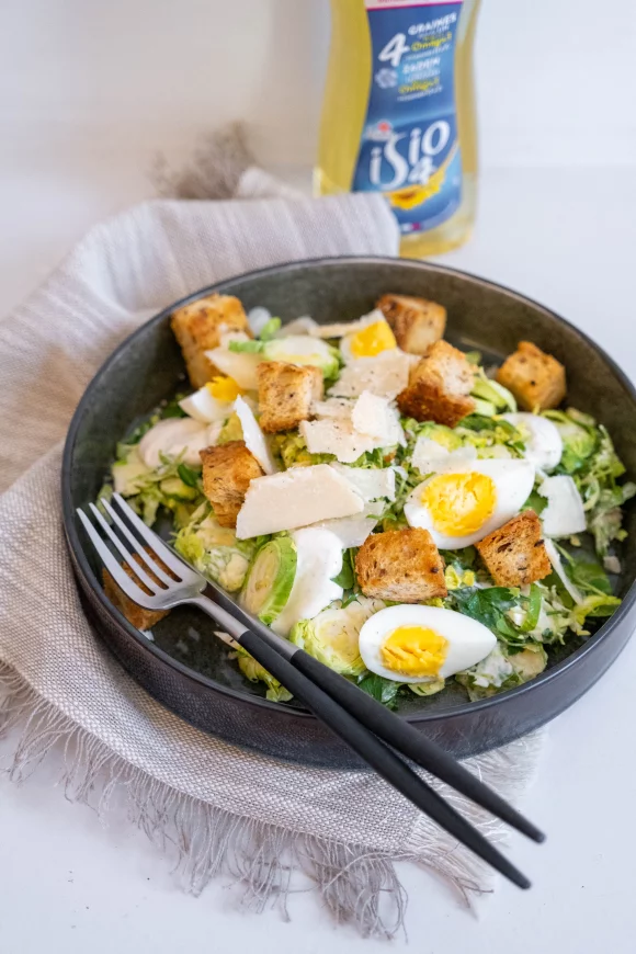 Caesar salade met geraspte spruitjes