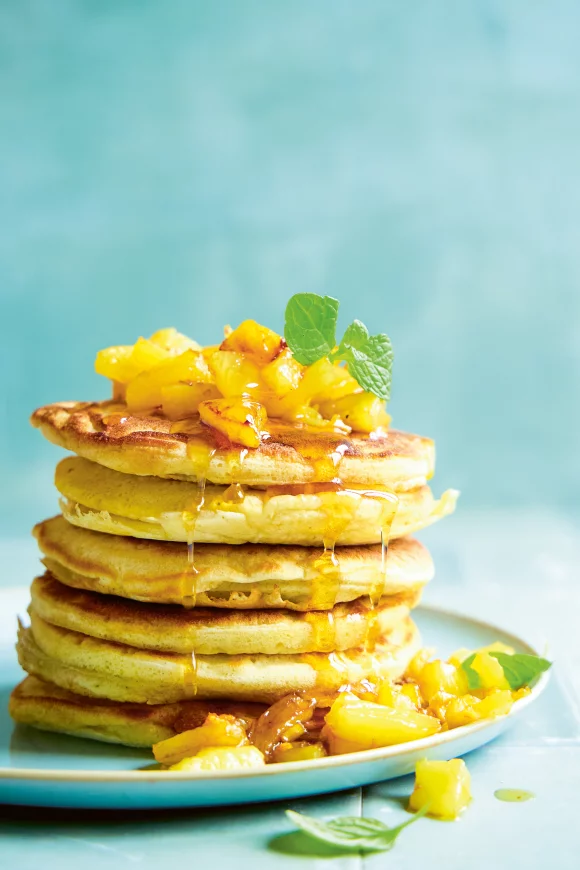 Pancakes met gestoofde ananas en gember