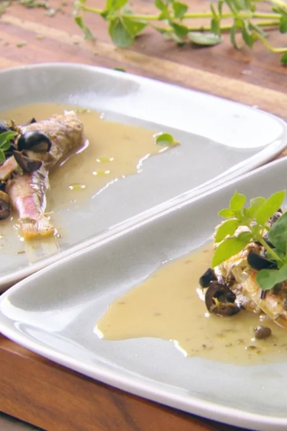Zeebarbeel met insalata pantesca