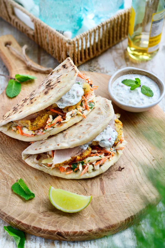 Varkenskroontje met koolsla tussen pitabroodjes