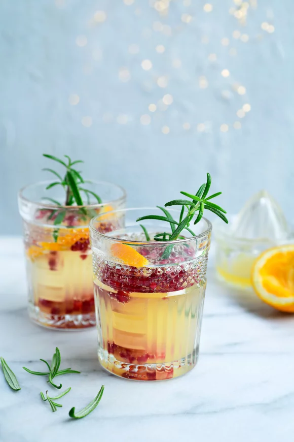 Granaatappelspritz met sinaasappel en rozemarijn