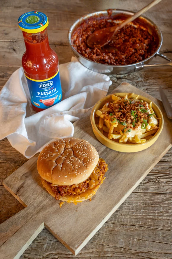 Sloppy joe burger met animal style fries