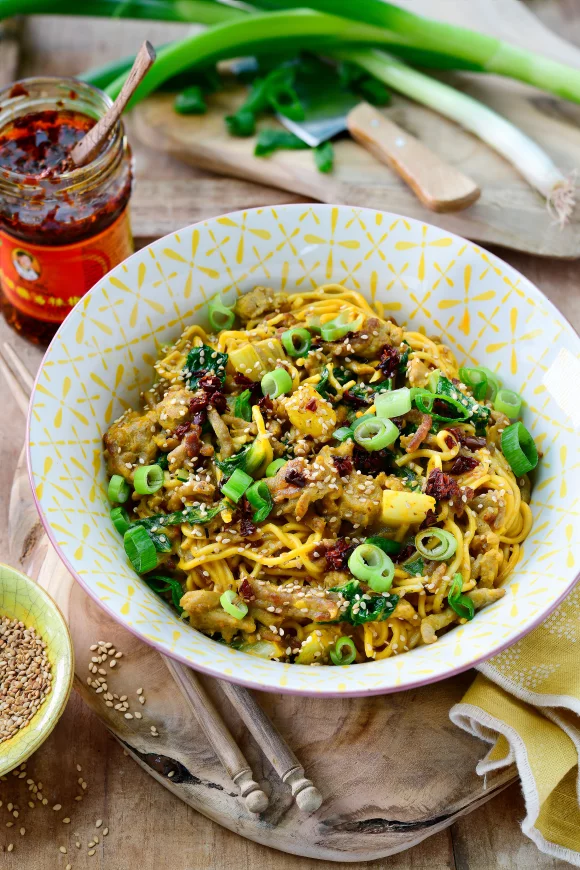 Gemakkelijke currynoedels met gehakt en kokosmelk