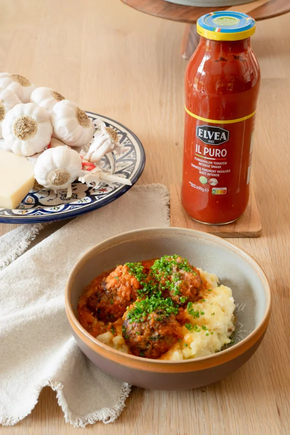 Balletjes in tomatensaus met verstopte groentjes