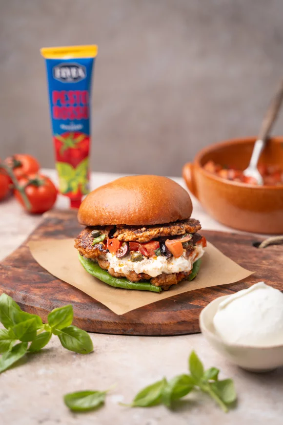 Italiaanse smashburgers met pesto rosso, artisjokmayo, burrata en tomaatsalsa