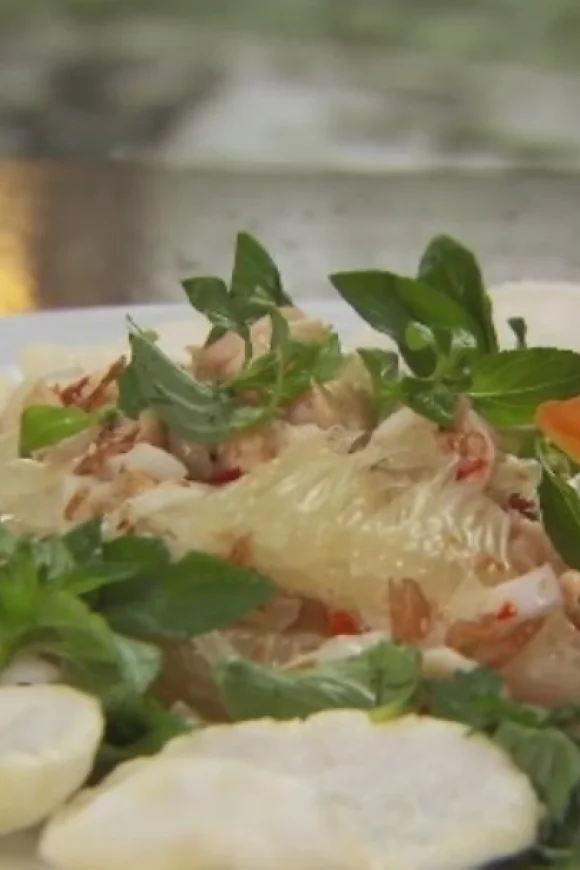 Salade van pomelo, inktvis en garnalen