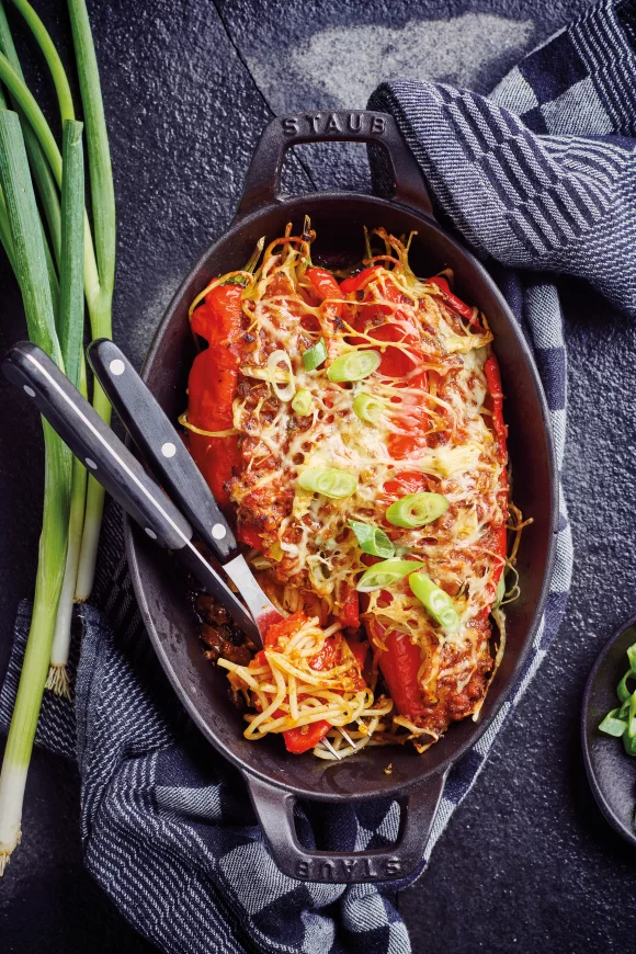 Met spaghetti gevulde paprika