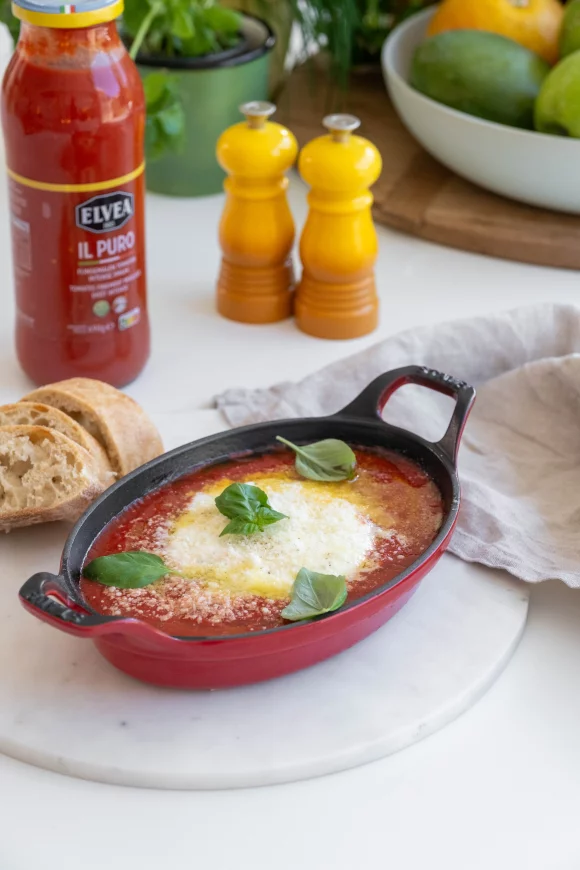 Gebakken burrata met tomatensaus