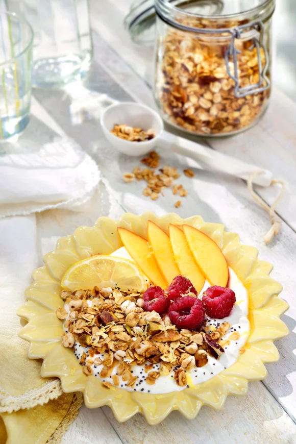 Lemon poppy seed granola met yoghurt en vers fruit