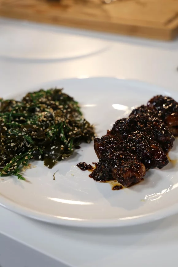Gelakte paling met zeewiersalade
