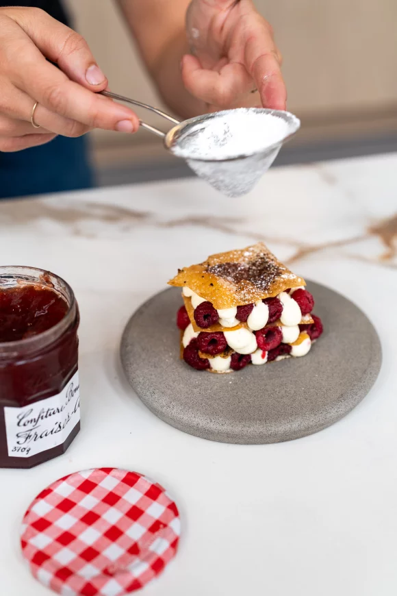 Millefeuille met frambozen en aardbeienconfituur