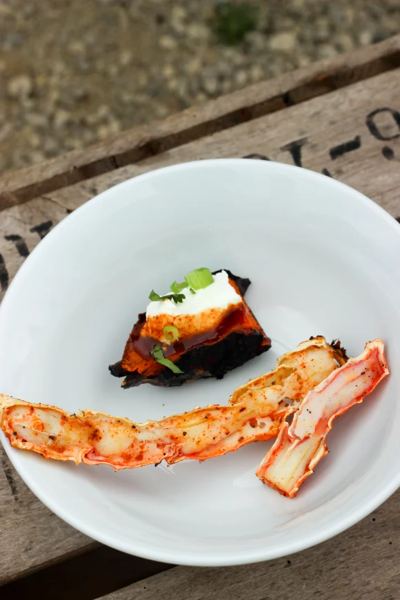 Gegrilde krabbenpoten met zoete aardappel en geitenkaas