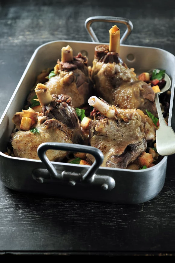 Gekonfijte lamsschenkel met bonenschotel en croutons