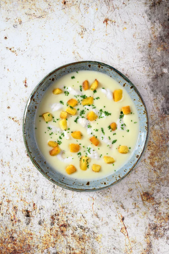 Knolseldersoep met pladijsreepjes