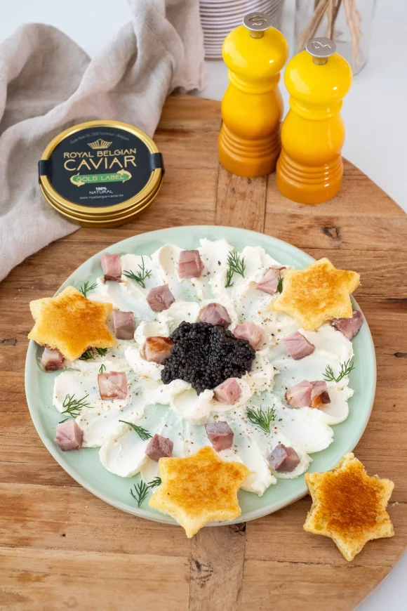 Cream cheese board met kaviaar, gerookte steur en briochesterretjes