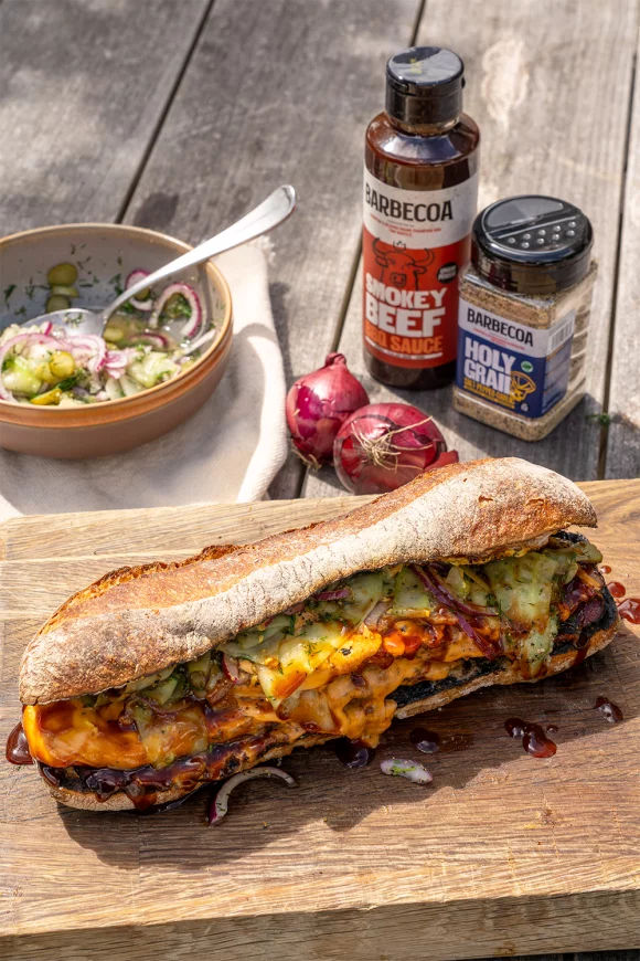Pastrami sandwich met pickle salade
