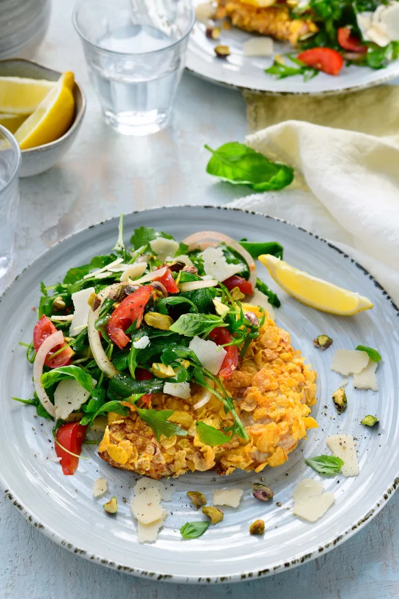 Homemade kipschnitzel met rucola, tomaat en Parmezaanse kaas
