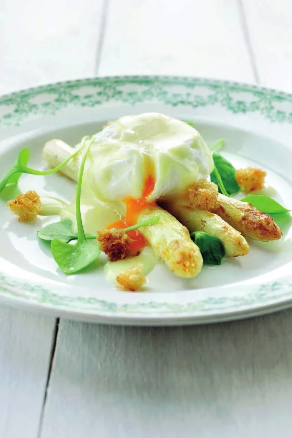Asperges ‘à la plancha’ met gepocheerd ei en crème van Hervekaas
