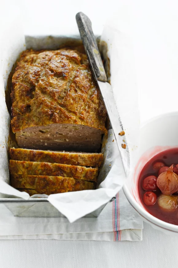 Vleesbrood met kriek en zilveruitjes