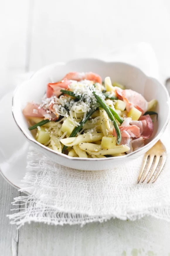 Trofie met boontjes, aardappelen en speck