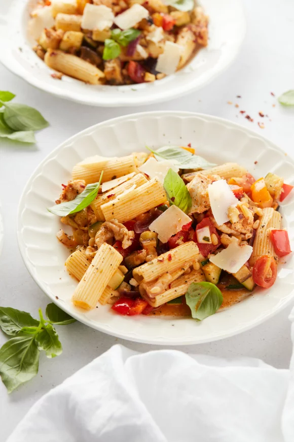 Romige rigatoni met ovengeroosterde kippendij