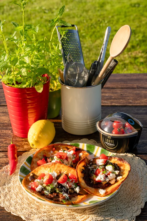 Smashed merguez taco's met aubergine, feta en munt