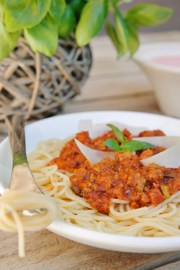 Spaghetti met groentesaus en worstjesvlees