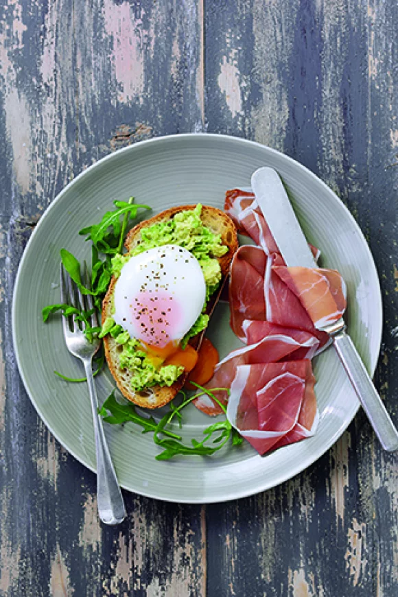 Avocadotoast met Parmaham