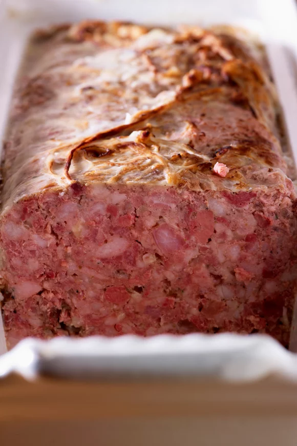 Zelfgemaakte varkenspaté met tomatensla