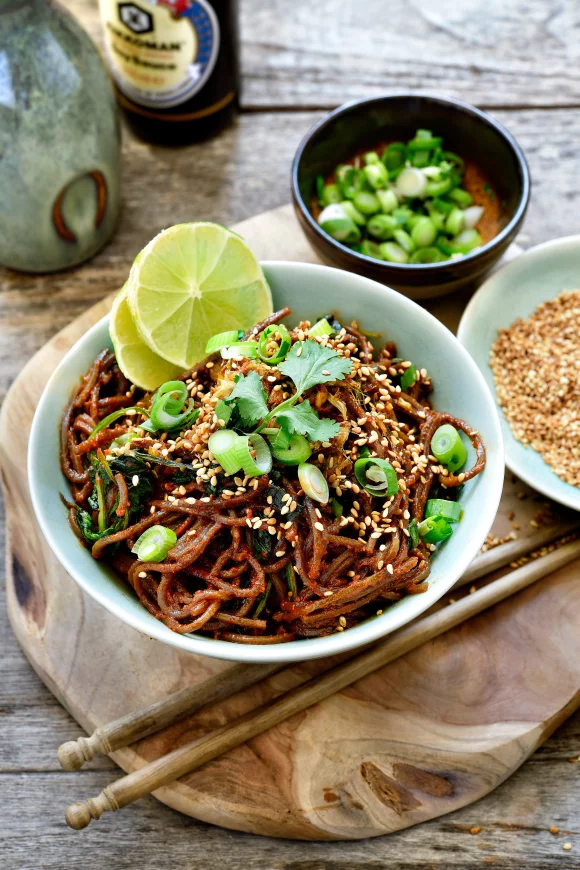 Snelle gochujang noedels met spinazie en sesam