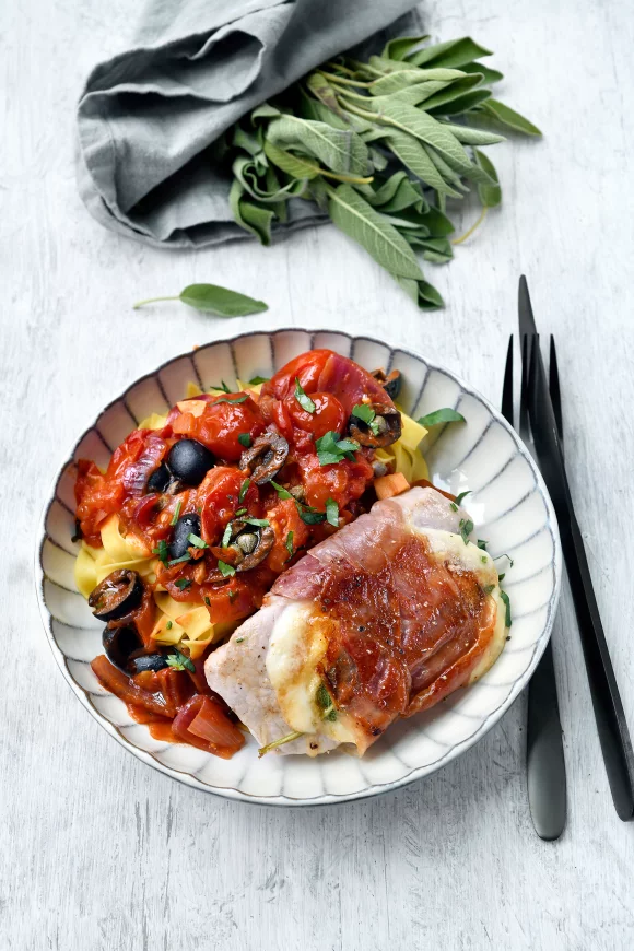 Pasta met tomatensaus, olijven, kappertjes en saltimbocca