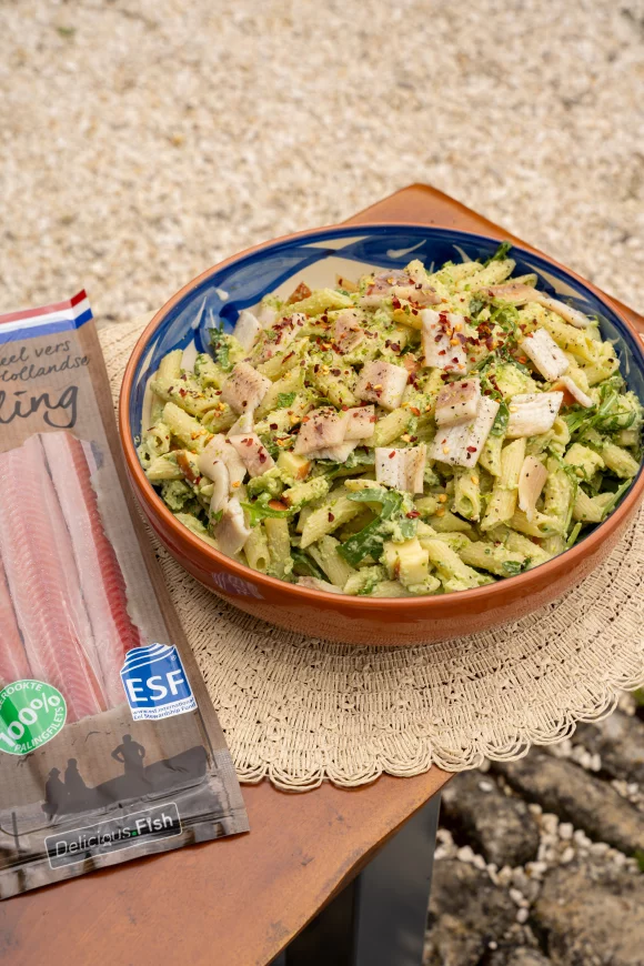 Pastasalade met gerookte paling en avocadodressing