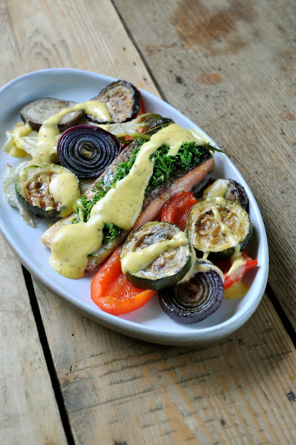 Geroosterde zalm met gegrilde groenten en dijonaise