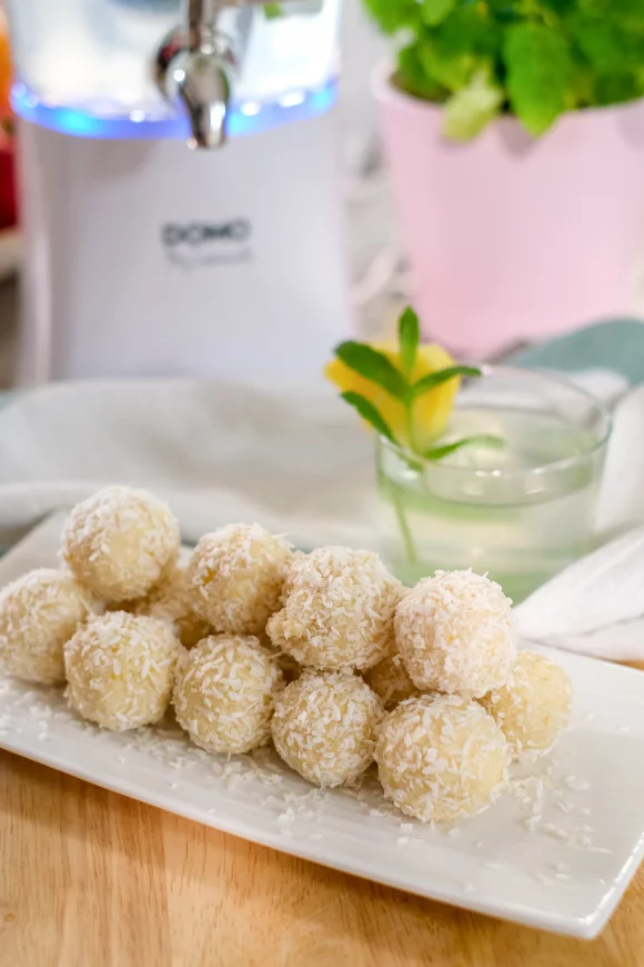Kokos-citroenballetjes met ananas-munt infused water